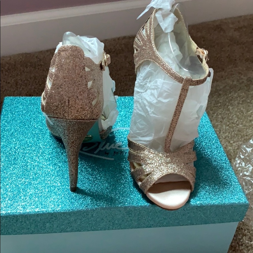 Betsey Johnson size 5 champagne T strap heels